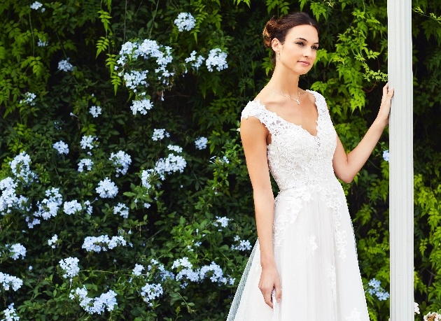 Bride in ivory lace dress with cap sleeves