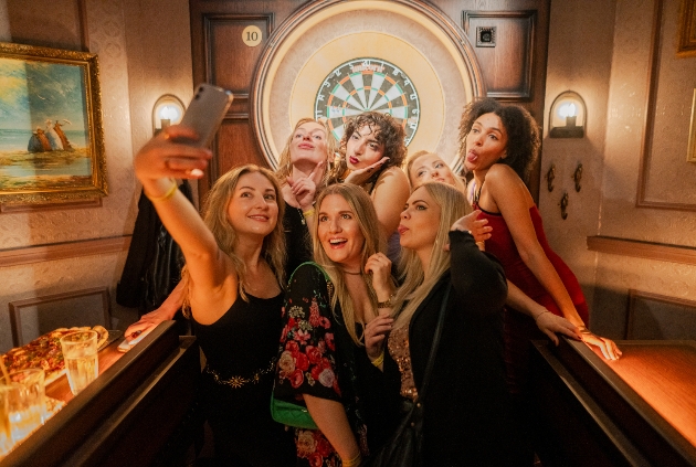 Group of women enjoying themselfs and taking a selfie at flight club